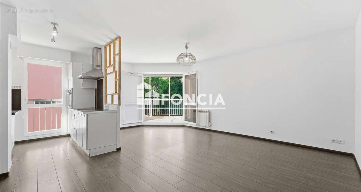 Appartement à SAINT-LAURENT-DU-VAR