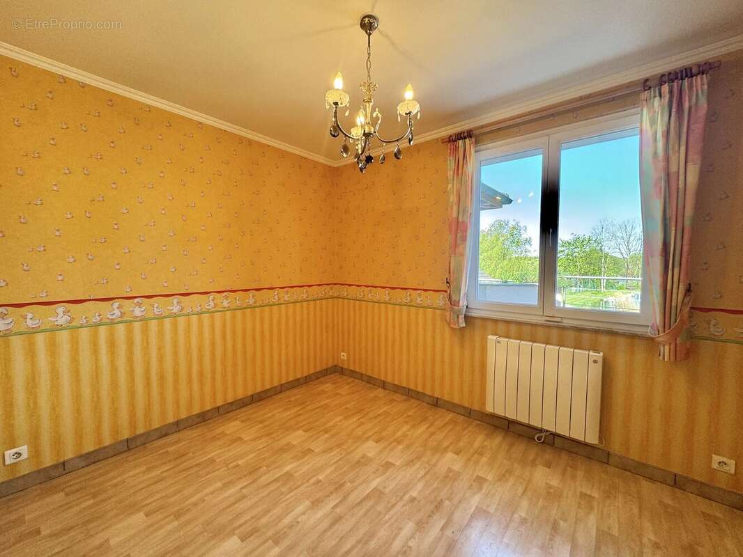 Maison à MONTREUX-JEUNE