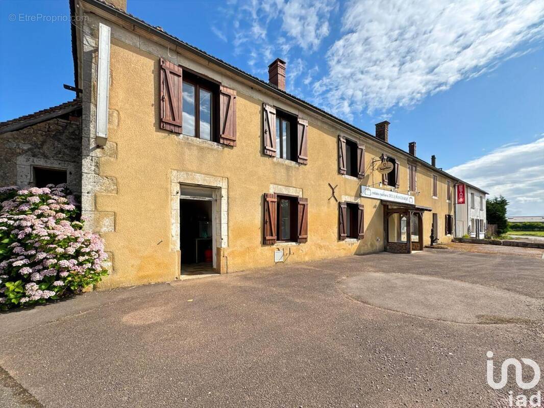 Photo 1 - Commerce à MOUTIERS-EN-PUISAYE