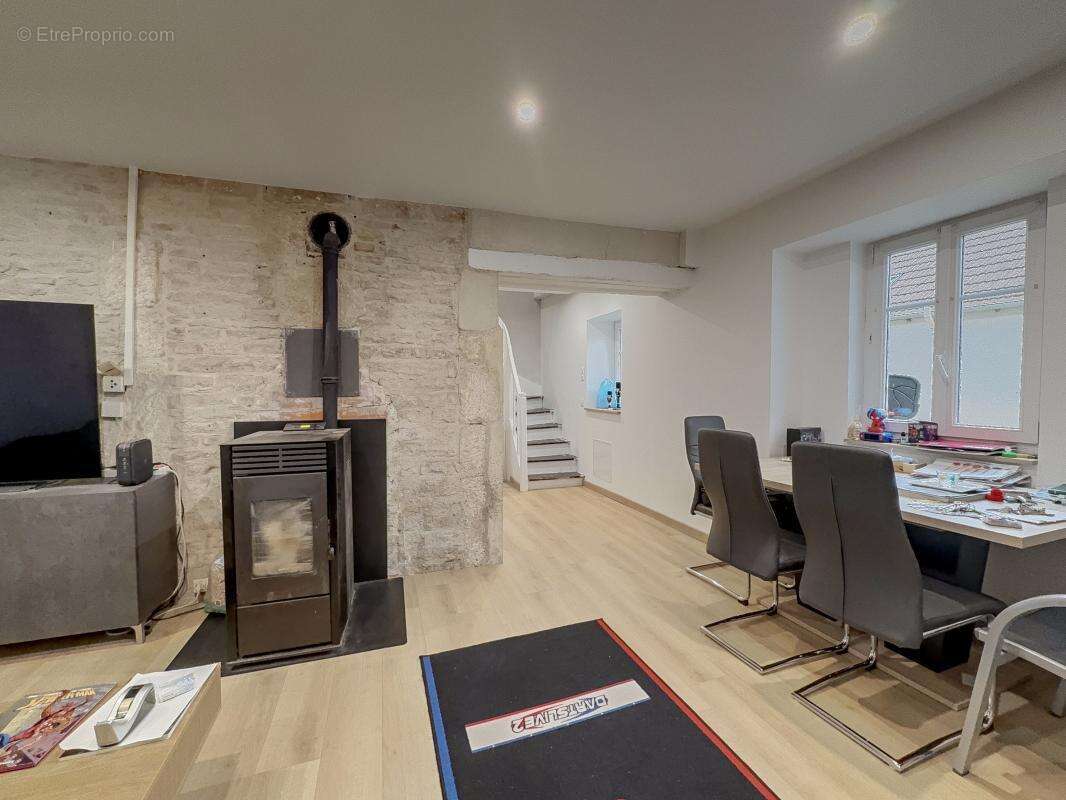 Maison à VILLECOMTE