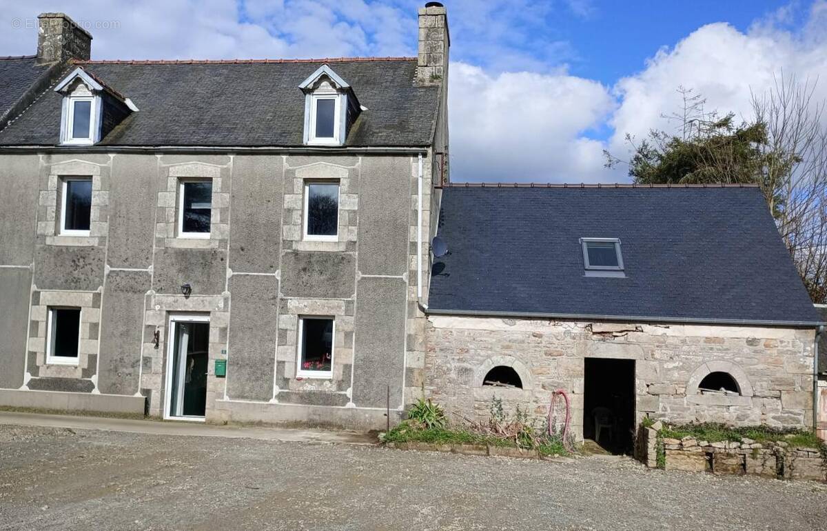 Maison à PLOUGRAS