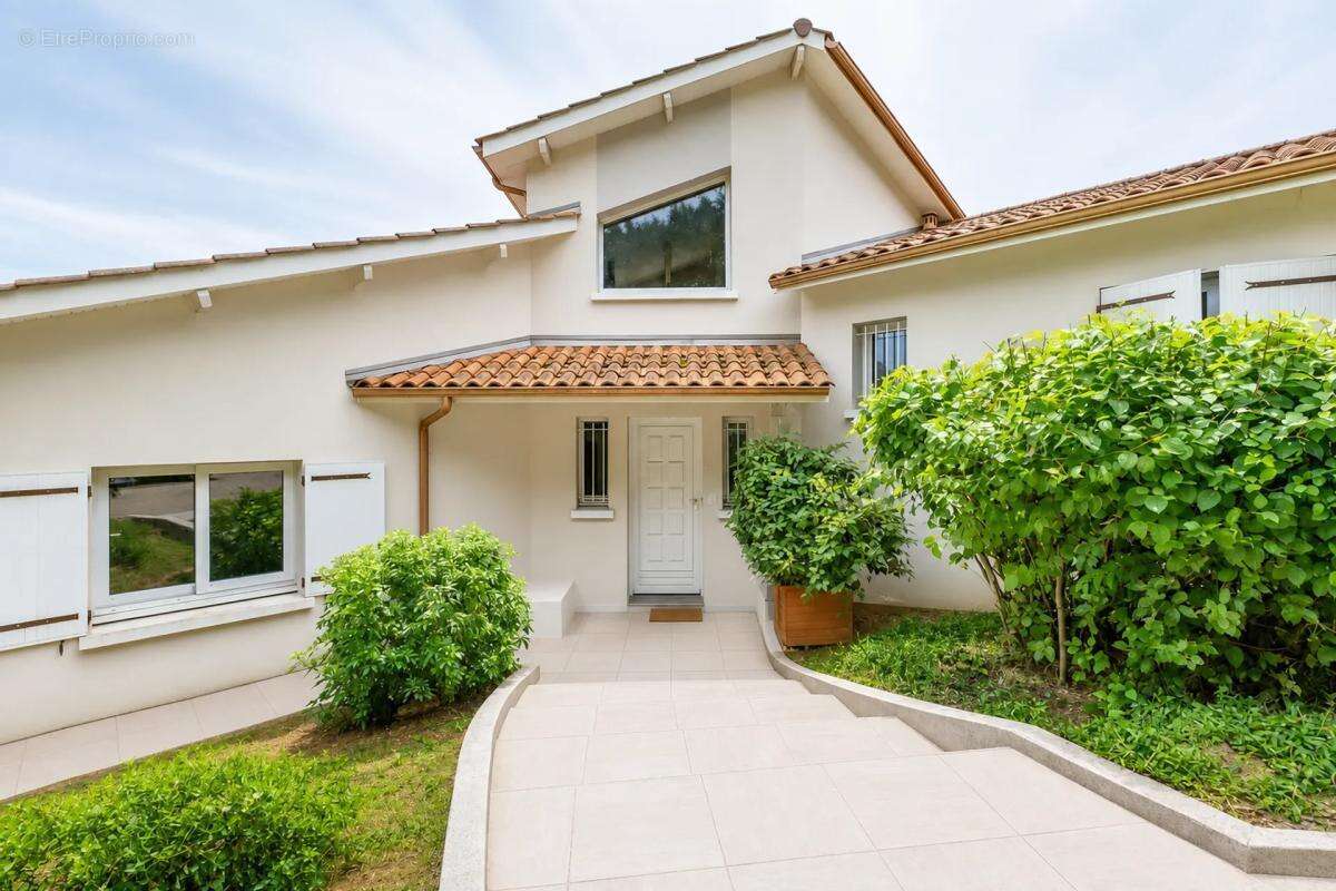 Maison de 8 pièces de 210 m² à Saint-Cyr-sur-le-Rhône - photo 2