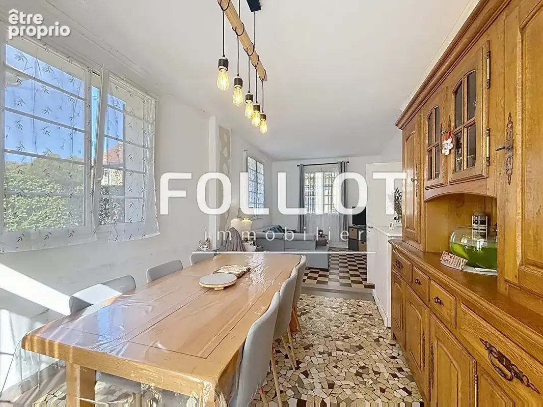 Exclusivité Cabinet FOLLIOT - Maison de ville avec double garage et potentiel d'aménagement ! - photo 3