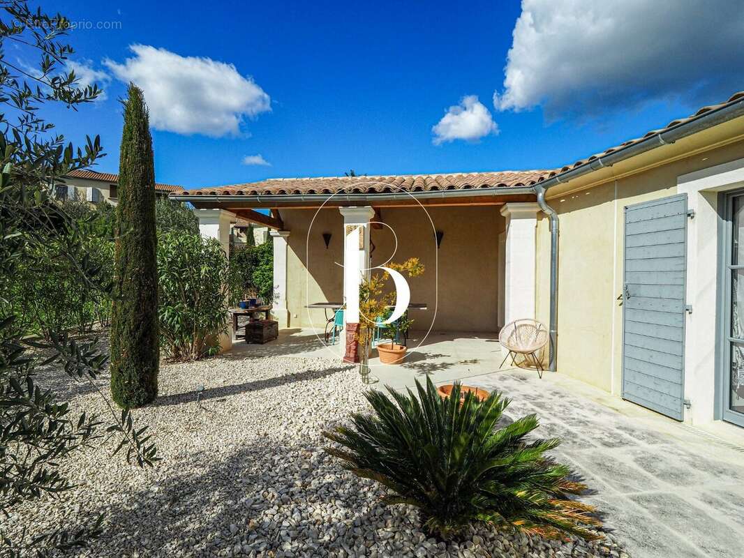 A proximité immédiate du centre ville d'Uzès - Superbe contemporaine de plain pied - photo 12