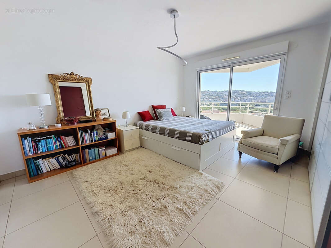 Appartement à SAINT-LAURENT-DU-VAR