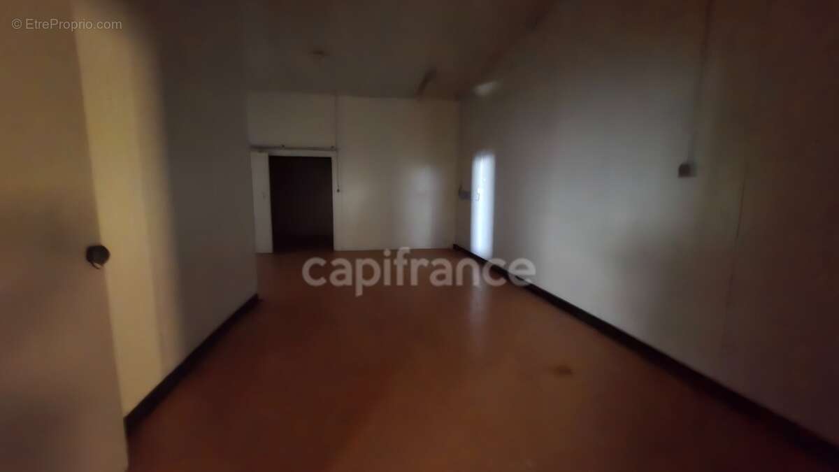 Local/bureau à vendre SOUBISE (17) 1600m² de surface développée - photo 10
