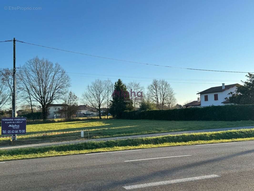Terrain à SAINT-ETIENNE-DE-TULMONT