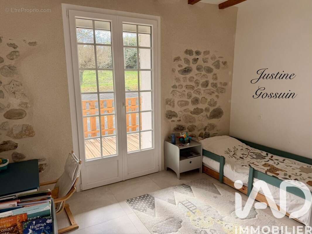 Maison 260 m² à Mesigny  - photo 8