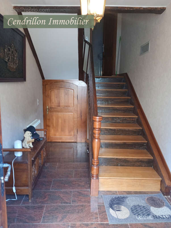 Maison en pierre indépendante avec 3 chambres sur un parc arboré de 4200 m2 avec dépendances  et puits - photo 3