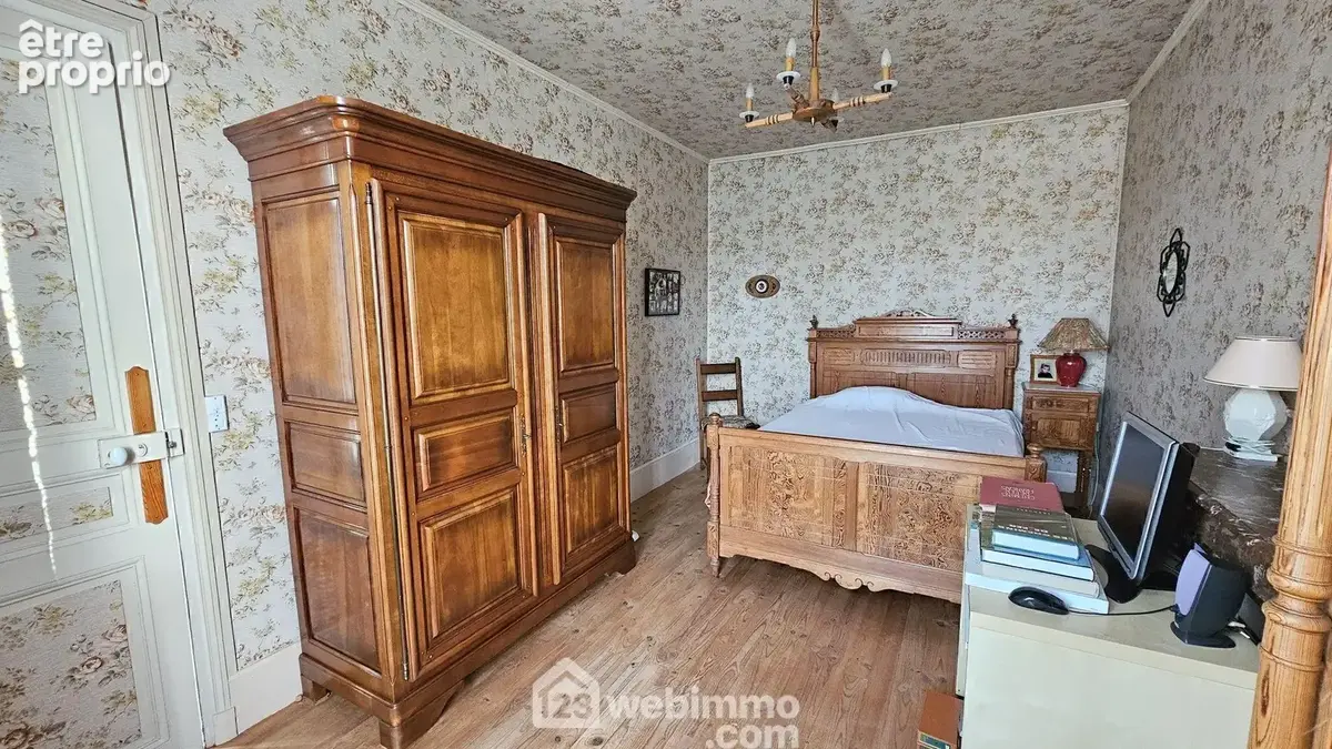 Une seconde chambre de 15 m² toute parquetée.