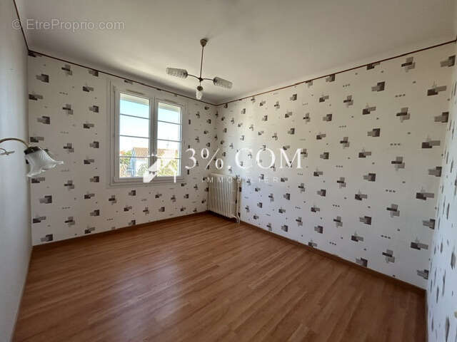 Maison de 117m2 avec deux garages et dépendances sur 960m2 d - photo 7