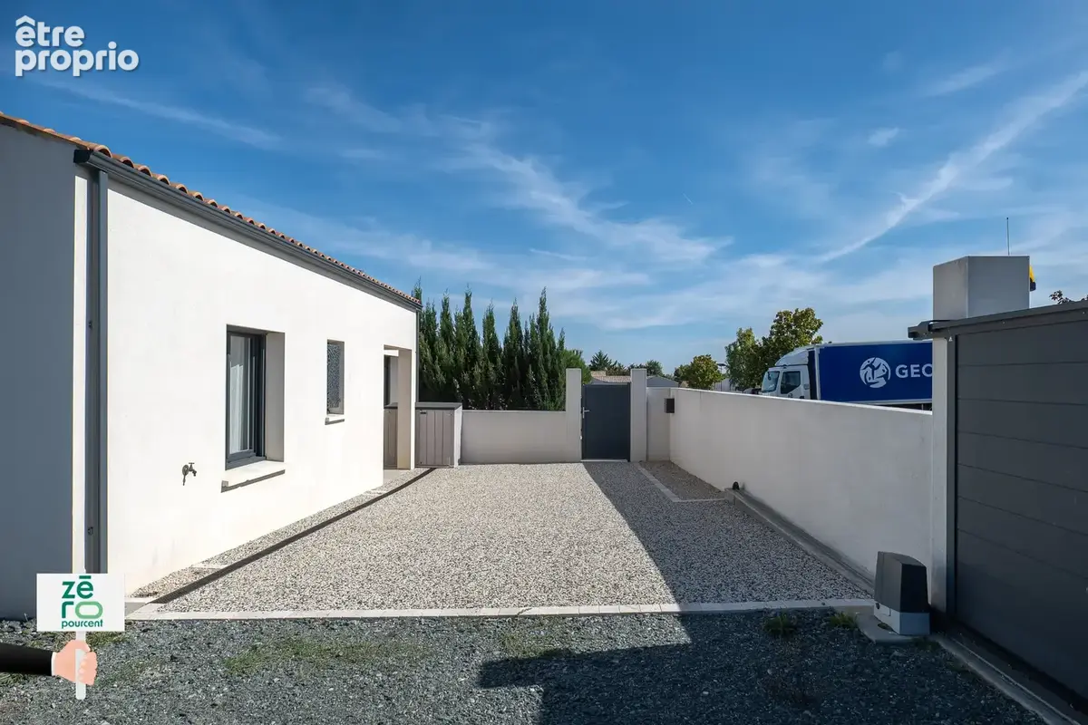 Maison récente de plain-pied à Chaillé-les-Marais   4 chambres, suite parentale, garage-atelier et terrain con - photo 2