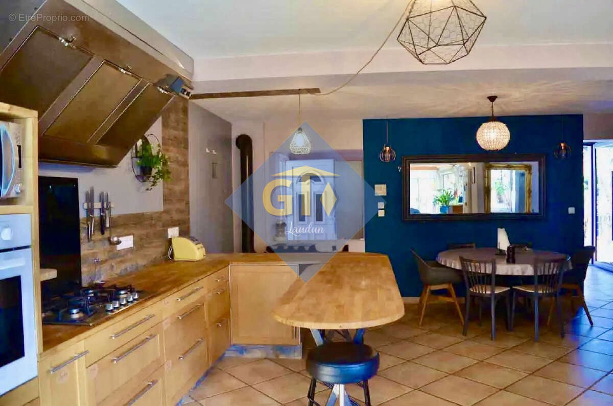 Maison à LAUDUN-L'ARDOISE