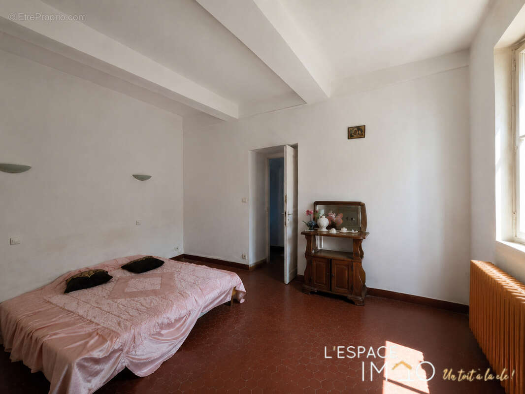 Maison avec extérieur, garage, terrain constructible et fort potentiel à deux pas du centre-ville d'Apt - photo 9