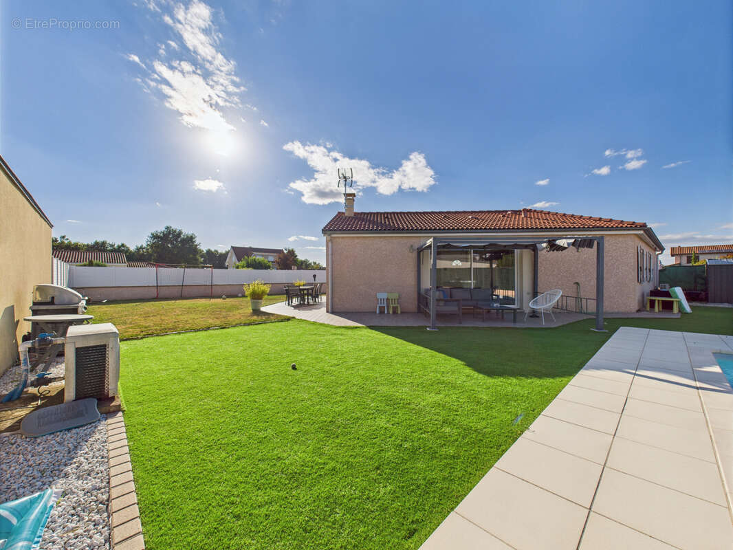 Maison à VEAUCHETTE