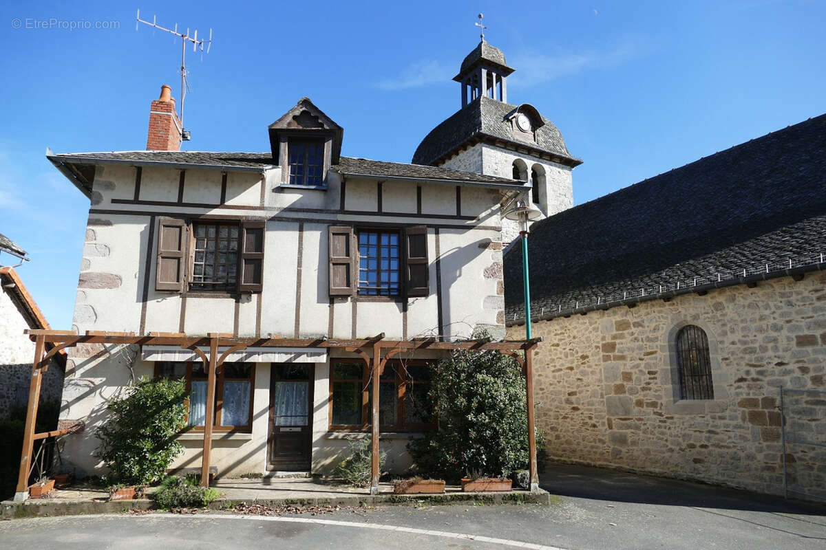Grande maison rénovée avec atelier ou local commercial, terrasse panoramique et jardin (Mourjou - Puycapel, 15) - photo 2