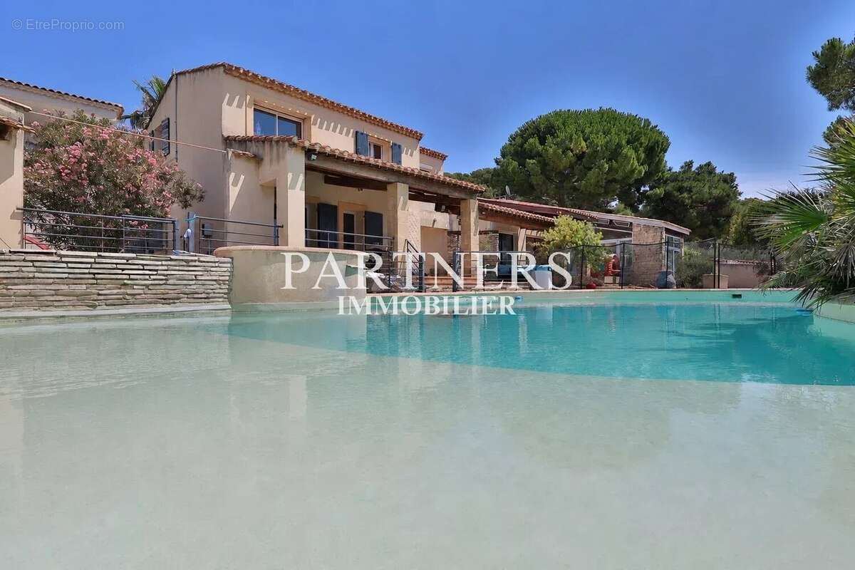 Maison 220 m² à Marseille-15e  - photo 2