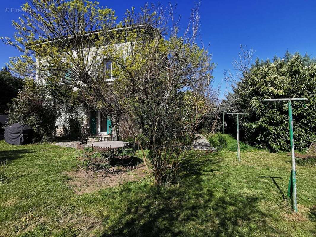   - Maison à SAINT-ETIENNE-DE-FONTBELLON