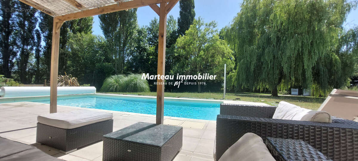 A VENDRE Longère rénovée de plain-pied avec piscine, grand terrain et beaux atoutsBrette Les Pins 5 pièce(s) 126 m2 - photo 2