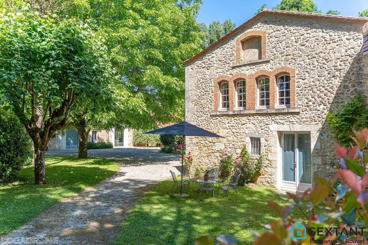 A 15 min de Bergerac, superbe propriété en pierre rénovée sur plus de 3 HA, 4 habitations, grange, superbe espace piscine - photo 8