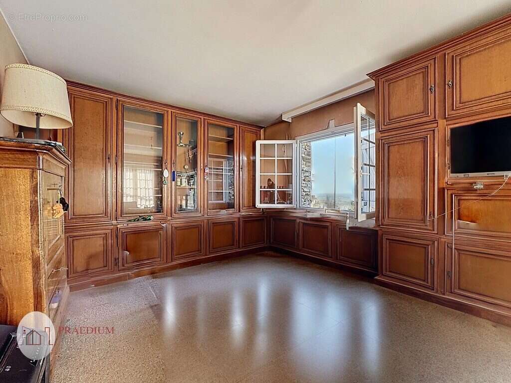 Pièce désencombrée par IA - Maison à AUTEUIL