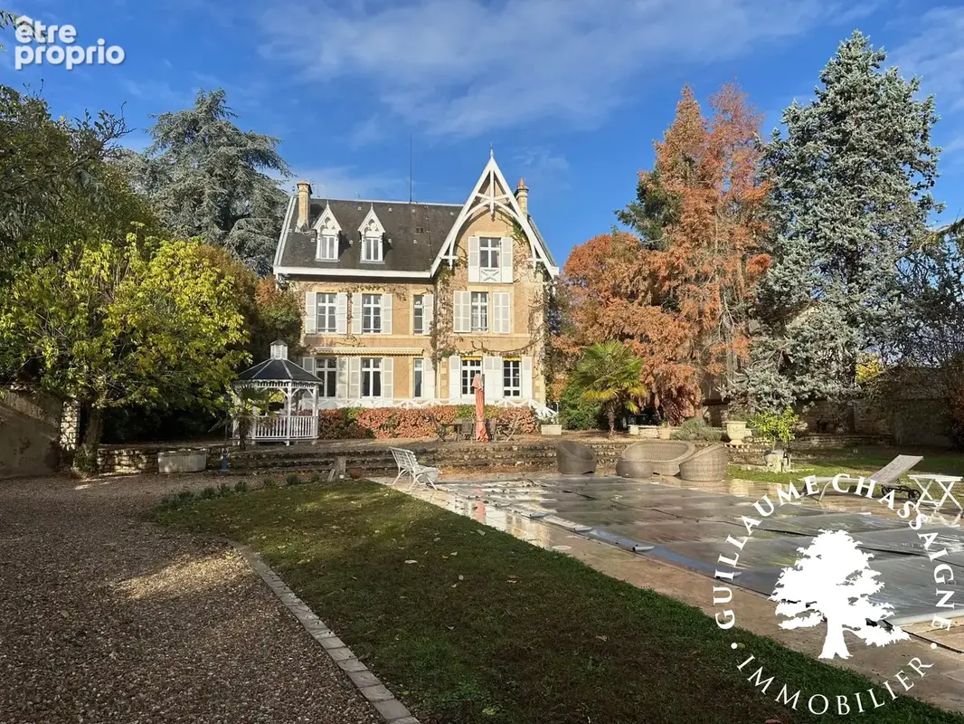 Maison 12 pièces 416 m² à vendre à Saint-Amand-Montrond (18200) - photo 1