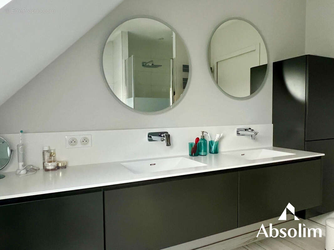 Maison 179 m² à Saint-Barthelemy-D'anjou  - photo 8
