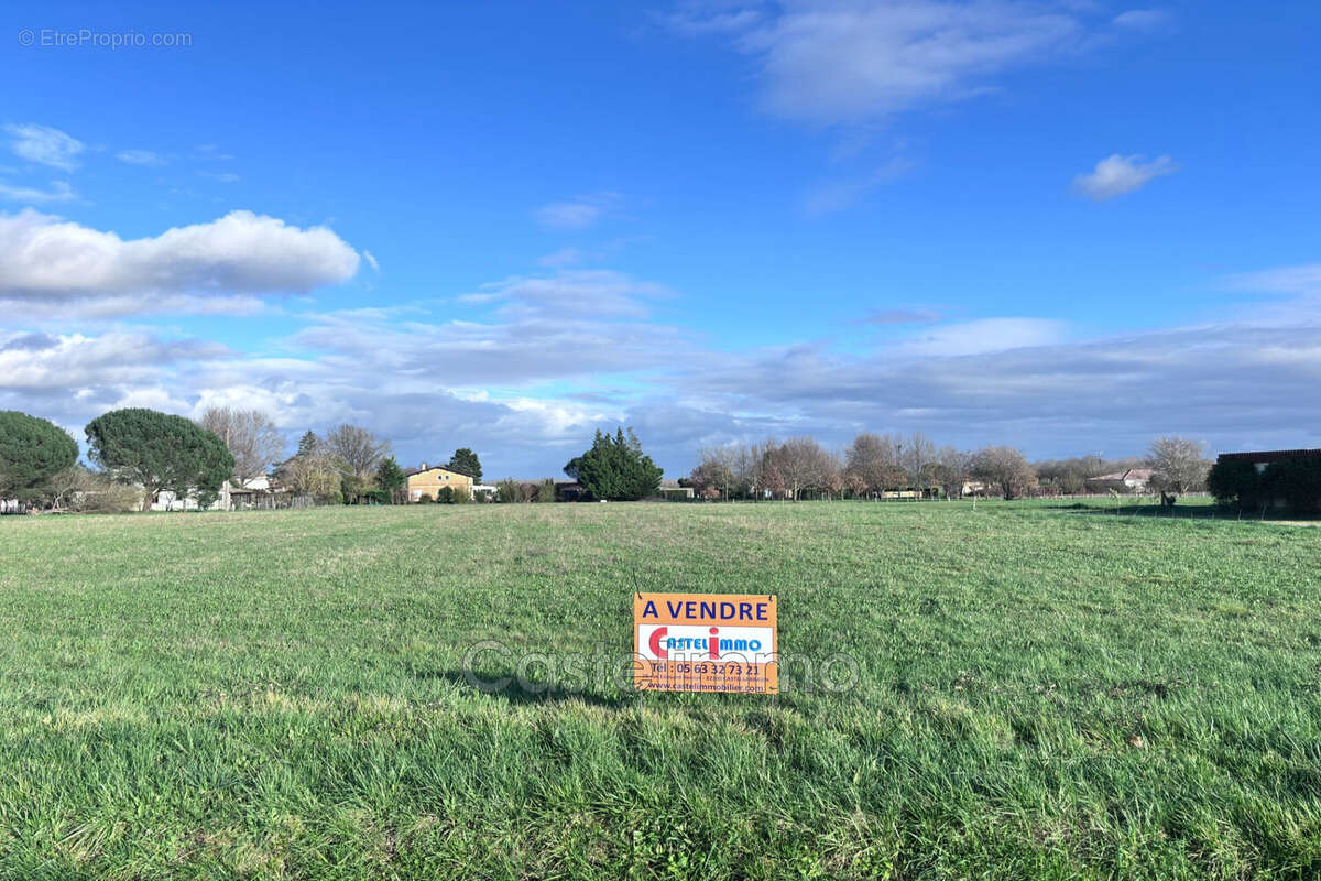 Terrain à SAINT-NICOLAS-DE-LA-GRAVE
