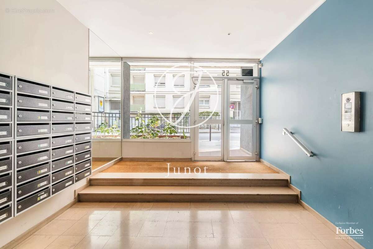 PARIS 18e - MARCADET / STEPHENSON - Studio à vendre - 26,59 m² Carrez - Balcon - Vue Sacré-Cœur. - photo 12