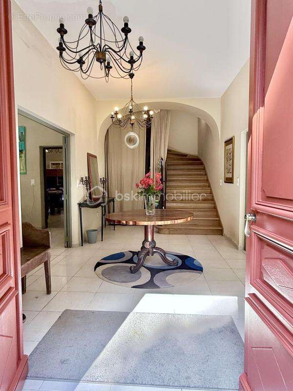 Jolie villa de 16 pièces et 640 m² sur 2 ha de terrain avec piscine - photo 2
