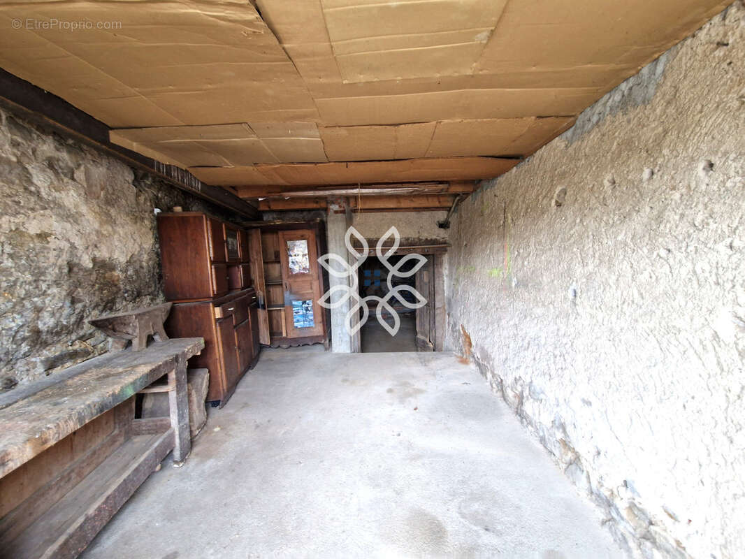 Maison avec jardin, terrasse, dépendances et fort potentiel - photo 18