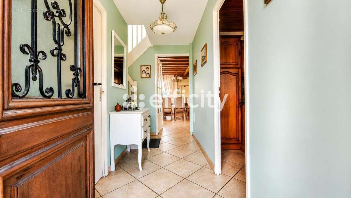 Maison 134 m² à Chassieu  - photo 2
