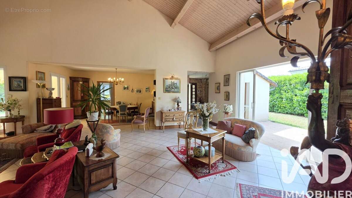 Maison 229 m² à Migne-Auxances  - photo 5