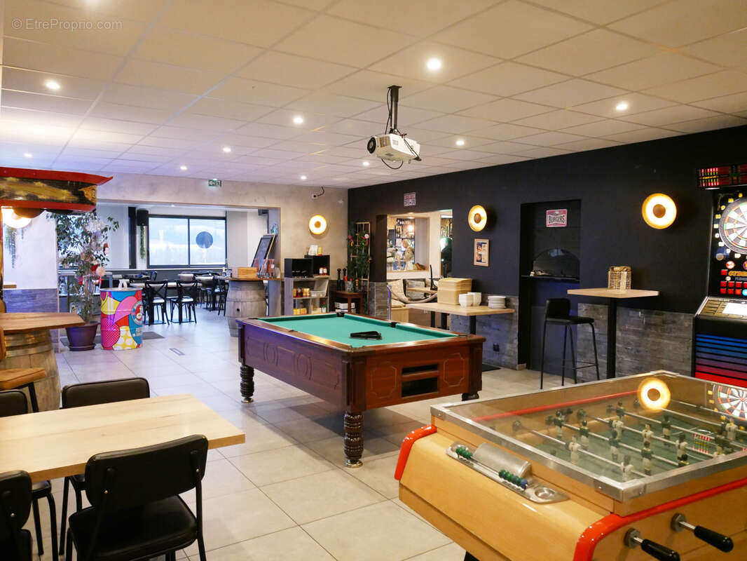 Commerce à VILLY-LE-PELLOUX