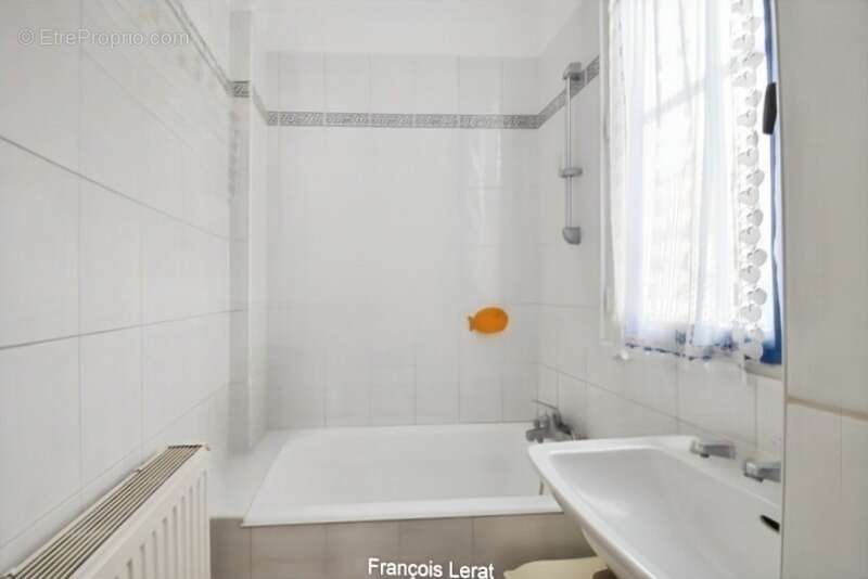 Appartement à vendre 2 pièces avec cave PARIS 17EME ARRONDISSEMENT (75) - rue Guy Môquet - 34 m2 Loi Carrez - 315 000 € honorair - photo 7