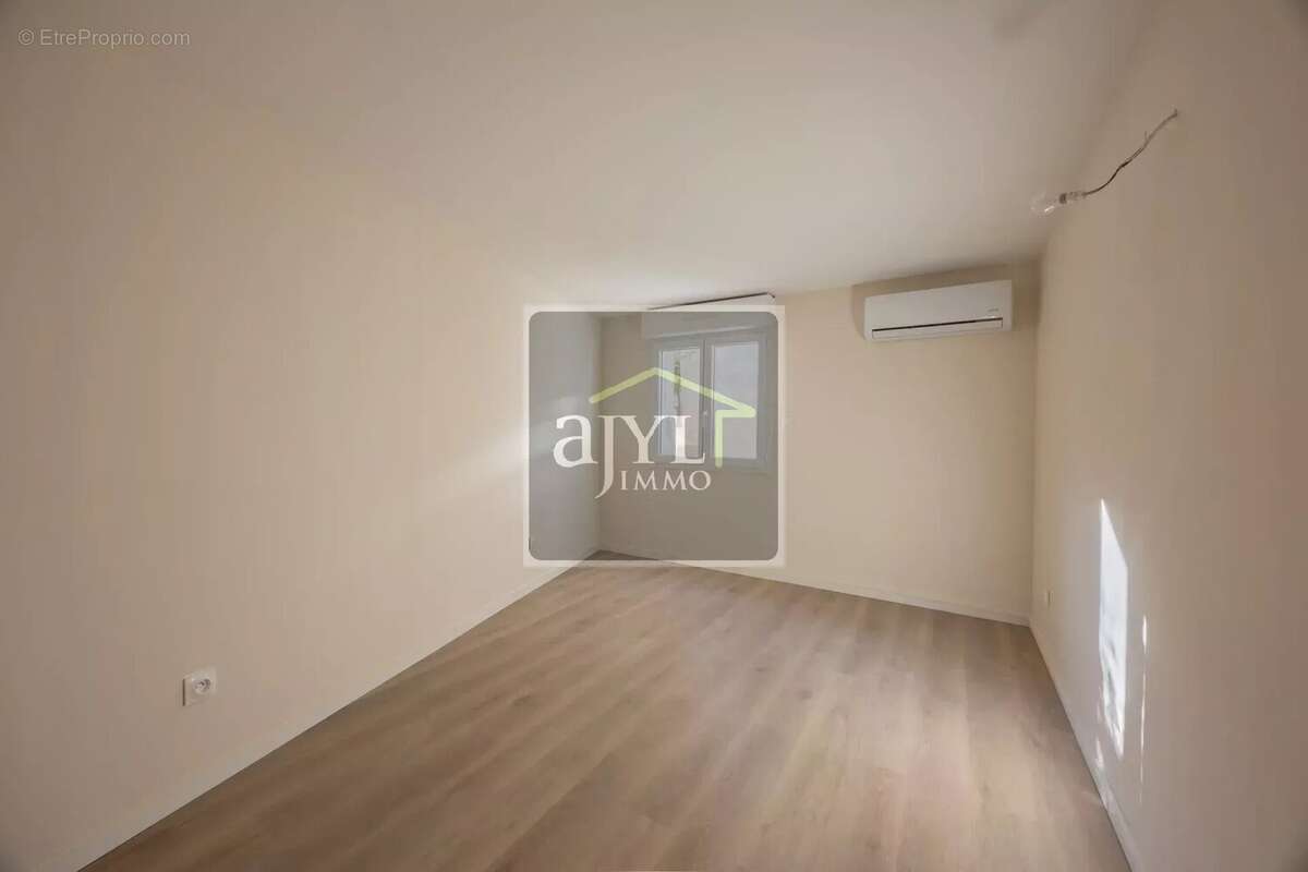 Appartement à LE PUY-SAINTE-REPARADE