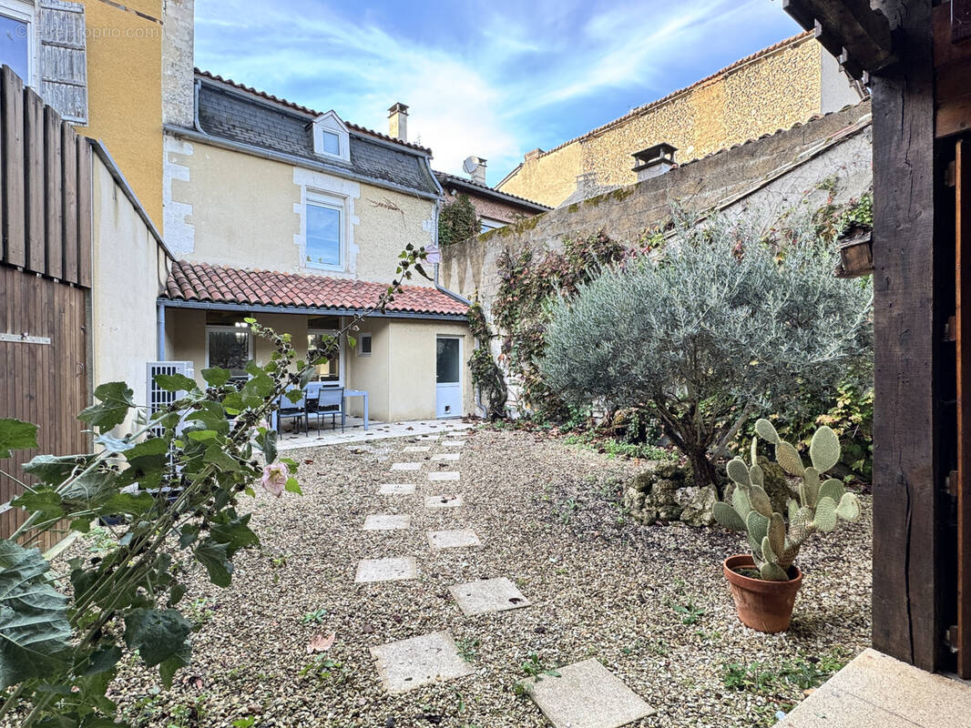 Maison à BARBEZIEUX-SAINT-HILAIRE