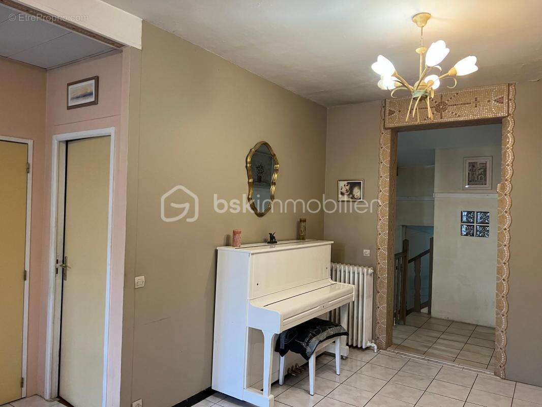 Maison + Studio indépendant + Jardin + Stationnements - photo 6