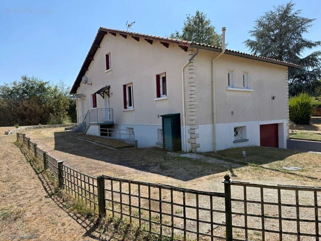 Exclusif : Grande Maison de Famille Dans le Village Médiéval de Verteuil-Sur-Charente - photo 30