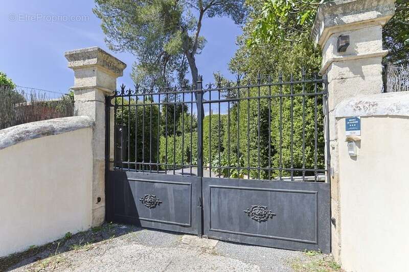 Magnifique PROPRIETE : Maison De Maître Et  Deux Dépendances (  17 Pièces / 400 M² )  Située à VERARGUES (34) DEDIEE A UN PROJET - photo 36