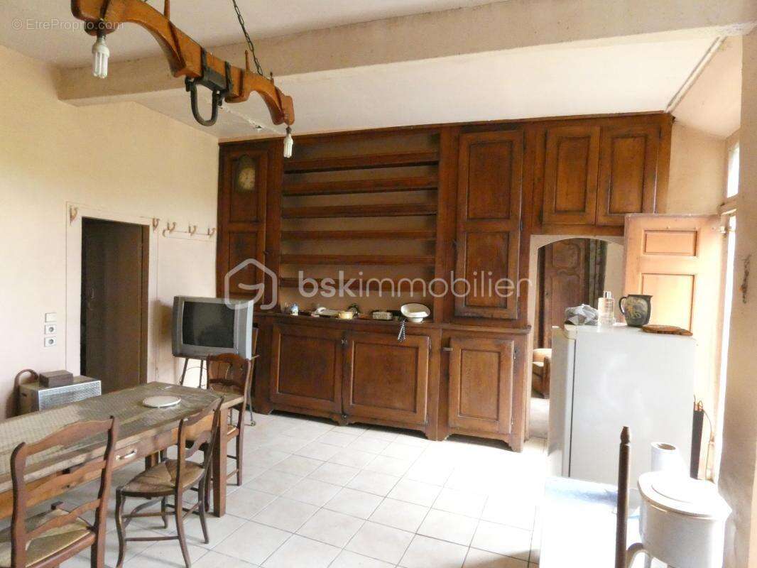 Ancien corps de ferme composé de 2 habitations, 6 pièces, 4 chambres avec dépendances sur un terrain de 6602m2 - photo 7