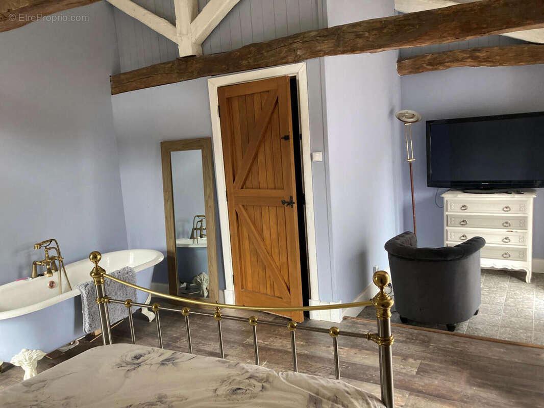 ch 1 etage salon et baignoire - Maison à CATUS