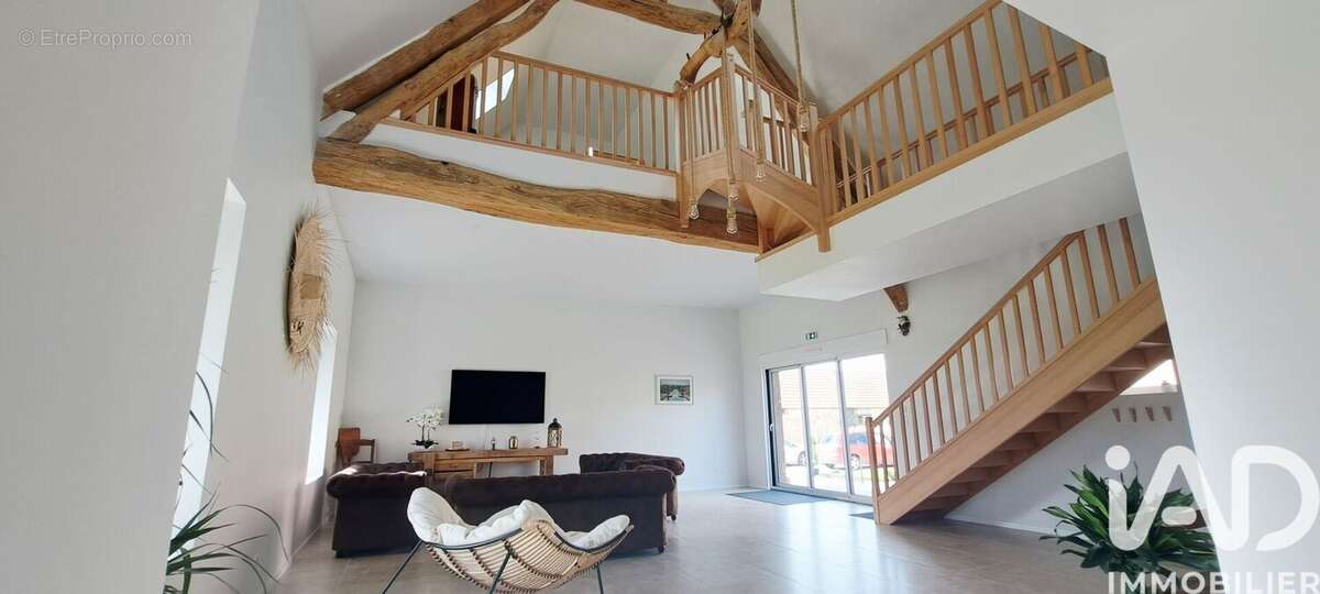 Maison 371 m² à Lorcy  - photo 6
