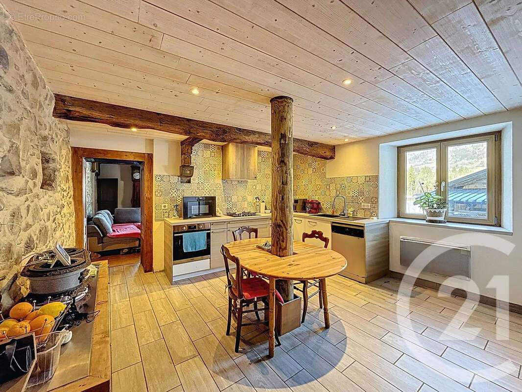 Maison à LA RIVIERE-ENVERSE