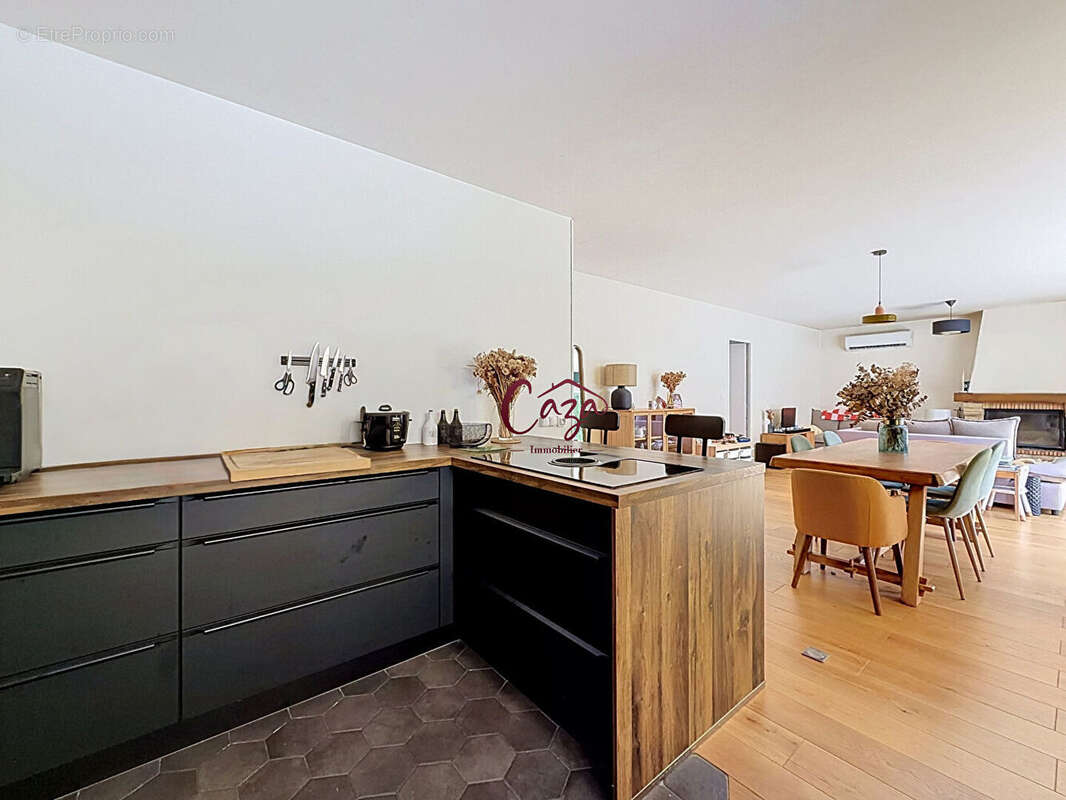 Maison rénovée avec piscine, grands garages et vaste terrain - photo 8