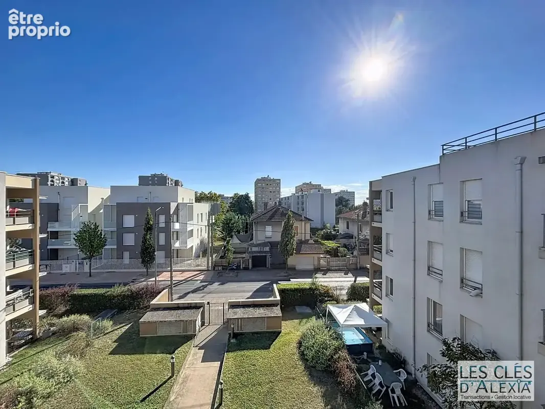 T3 - saint-priest - traversant avec balcon et places de parking - photo 3
