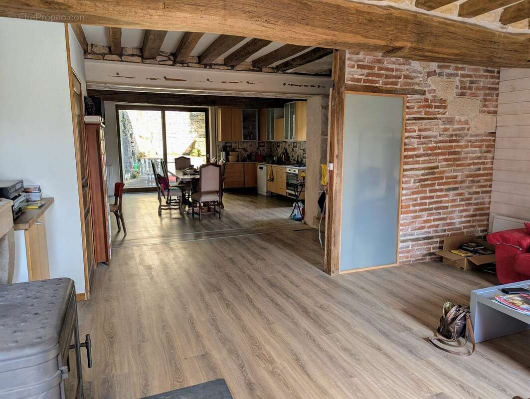 pièce à vivre avec suisine ouverte - Maison à CLAMECY