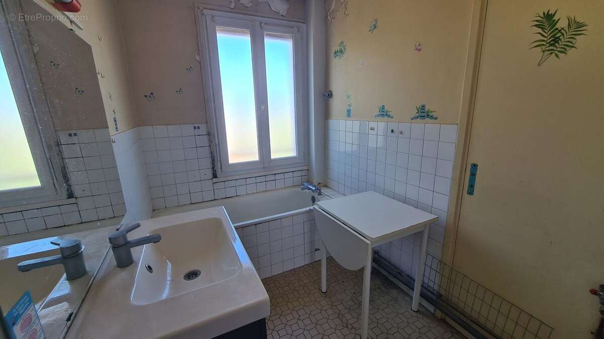 Appartement T4 - CHARNAY LES MACON - Ascenseur, balcons, place privative et cave - photo 11