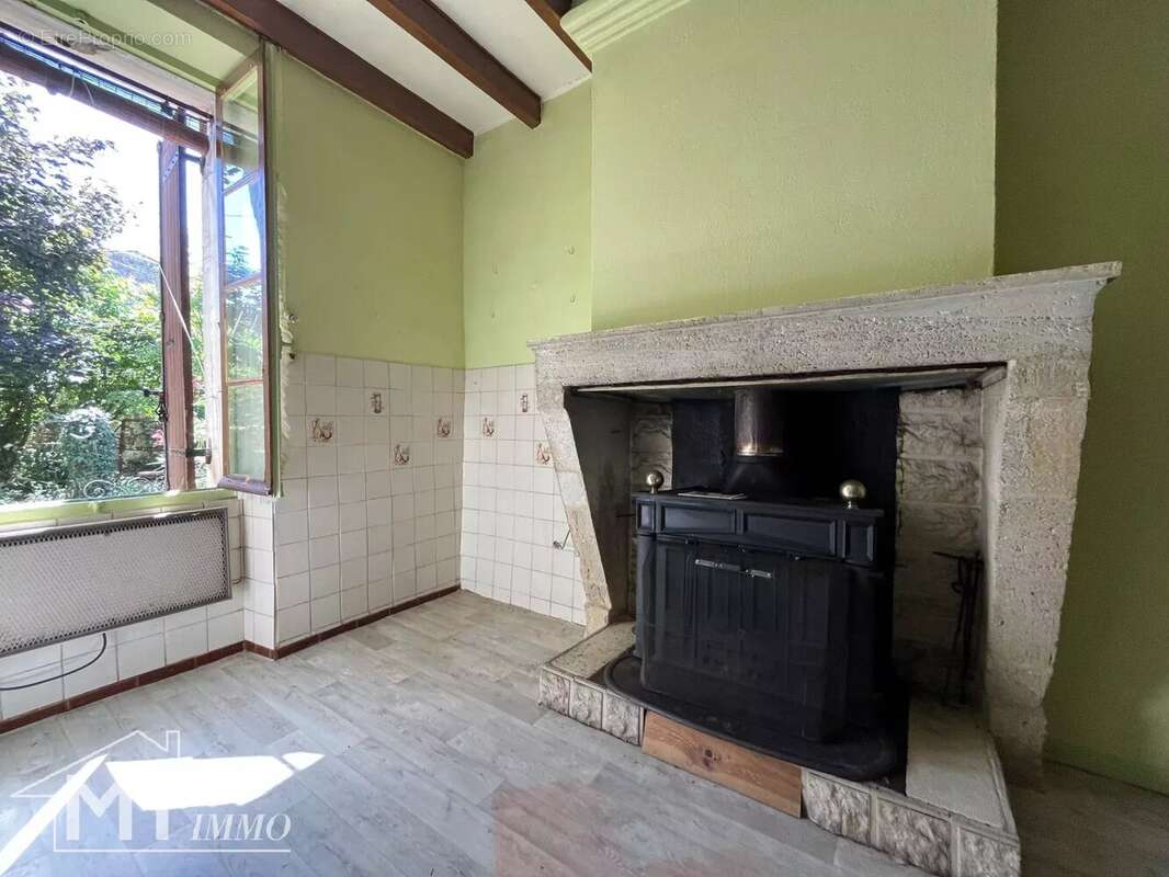PUISSEGUIN : Maison en pierre avec jardin et dépendances. - photo 4