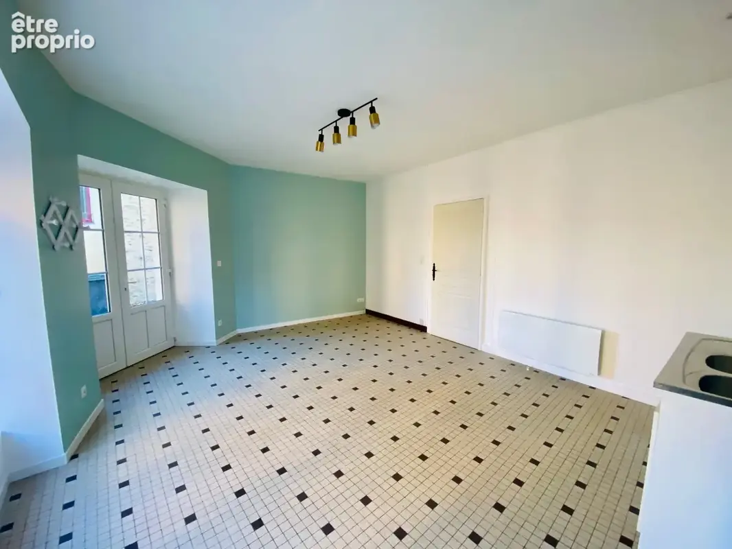 À Vendre : Maison de ville 3 chambres avec dépendance Mayenne 53200 - photo 3